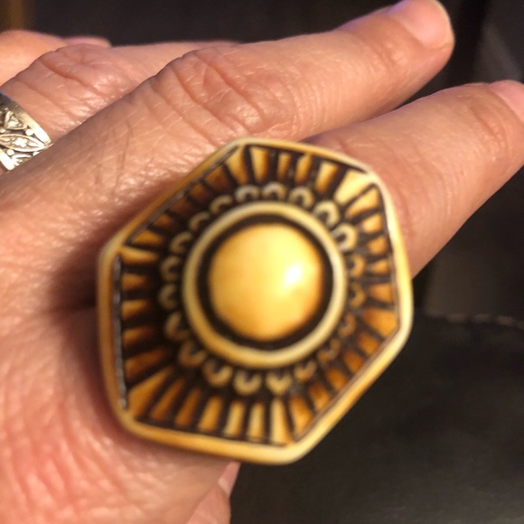 unknown Jewelry - Vintage style wood like resin ring Sz 8 nice ring